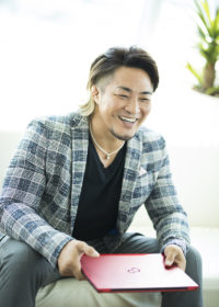 プロレス界一たくさんの文章を書く男・棚橋弘至のもとに、最新パソコン 富士通のFMV「LIFEBOOK UH75」がやってきた！（後編）【PR】