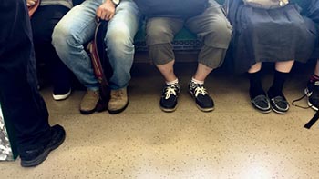 電車内で化粧、ブッフェでガツガツ食べる…「恥ずかしい」のボーダーラインはどこにある？