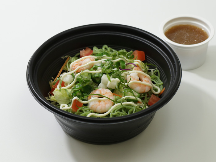 「ねばとろサラダ麺」テイクアウト・宅配では専用容器に入れて提供