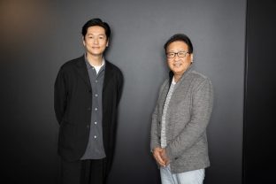 俳優・井浦新×教育者・田中博史対談──教師と役者、そして現場の教師に高く支持される「板書シリーズ」と役者の台本の共通点とは