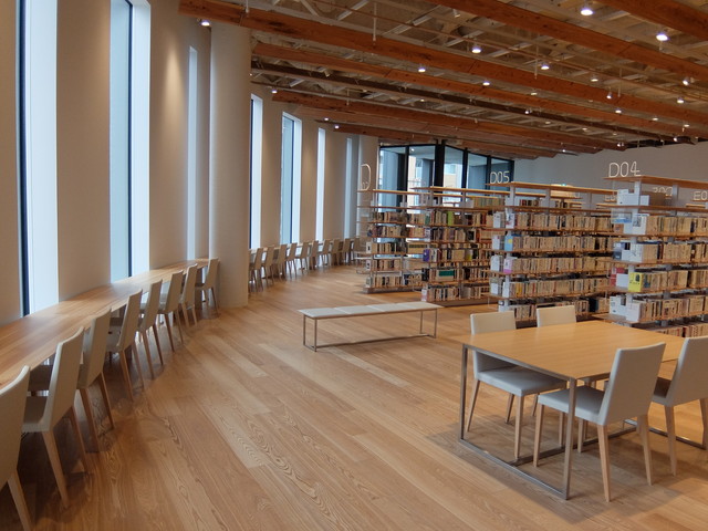 富山市立図書館
