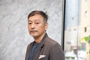 作家・島田雅彦はなぜ「自伝的父子小説」を書いたのか？ 息子と過ごした年月を語るロングインタビュー【『時々、慈父になる。』発売記念】