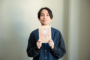芸人・漫画家 矢部太郎に大家さんが渡したプレゼントは「ウォシュレット」。これまでもらったもの、あげたものについて考えさせられる新刊インタビュー